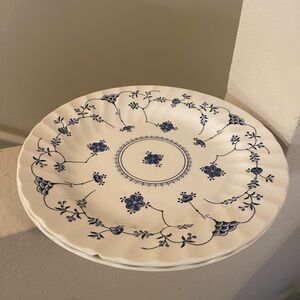 The Georgian Collection.Churchill.Finlandia.England.Blue and White Floral Plate.